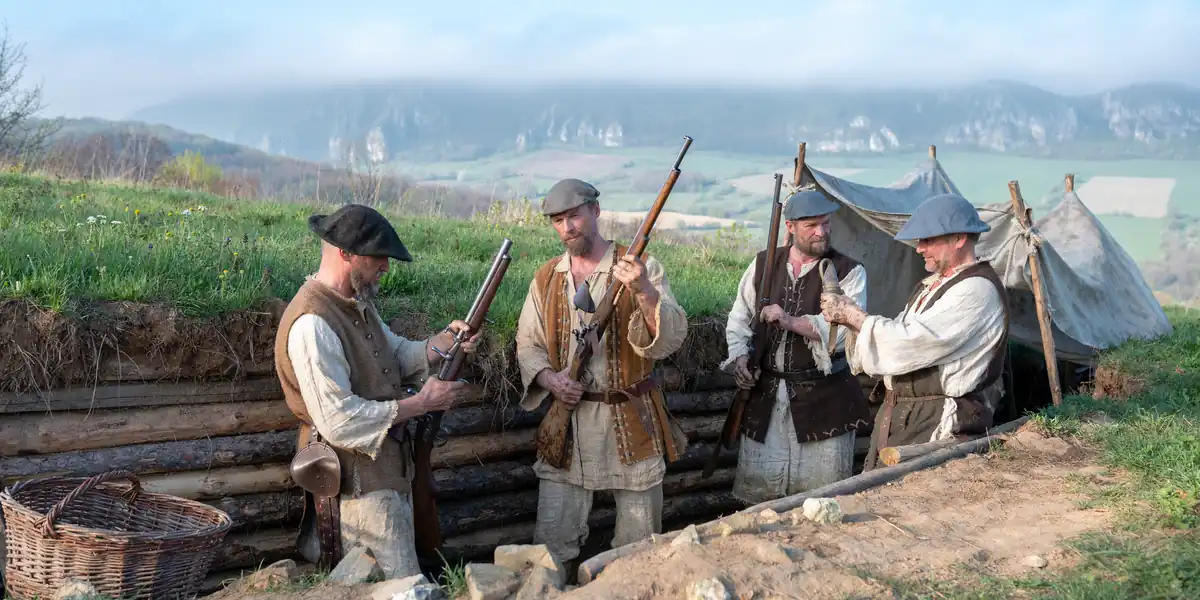 Ustanici u zemljanom šancu na niskom brdu u proleće, rekonstrukcija ambijenta pohoda na Niš 1809.