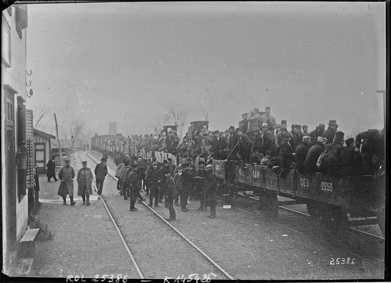 Železnički transport srpskih trupa iz Mitrovice, novembar 1912. Prikaz prevoza u istom ratu, ne snimak bitoljskog pravca.