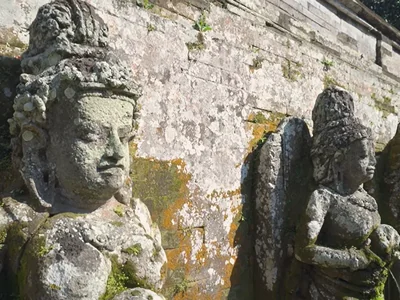 Kamene statue čuvara obrasle mahovinom