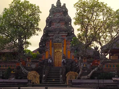 Hram u Ubudu u sumrak