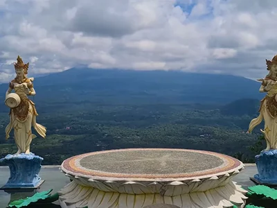 Vidikovac sa zlatnim statuama