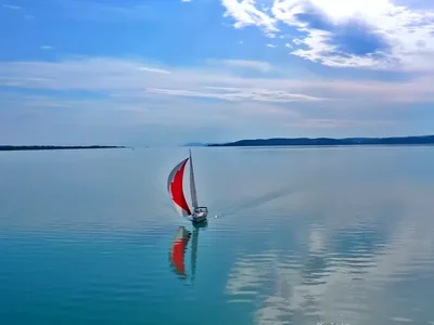 Crveno jedro na Balatonu