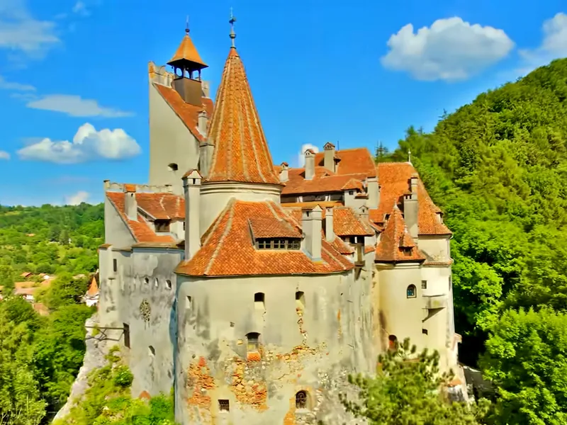 Zamak Bran na steni iznad šume u Transilvaniji