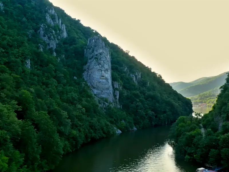 Ogromno lice dačkog kralja Decebala uklesano u steni iznad Dunava