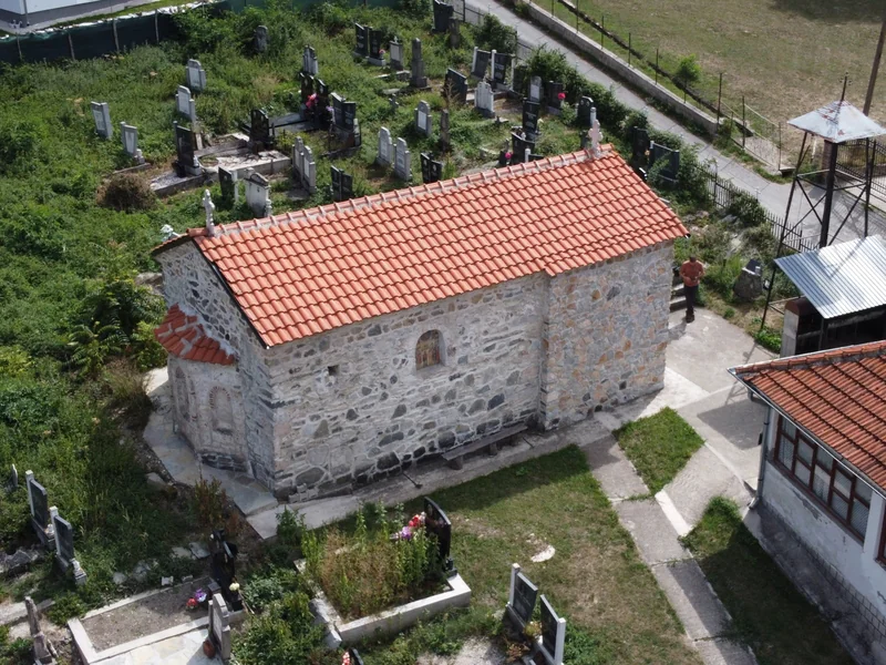 Kamena crkva Svetog Nikole u Gotovuši sa crvenim krovom, pogled iz vazduha