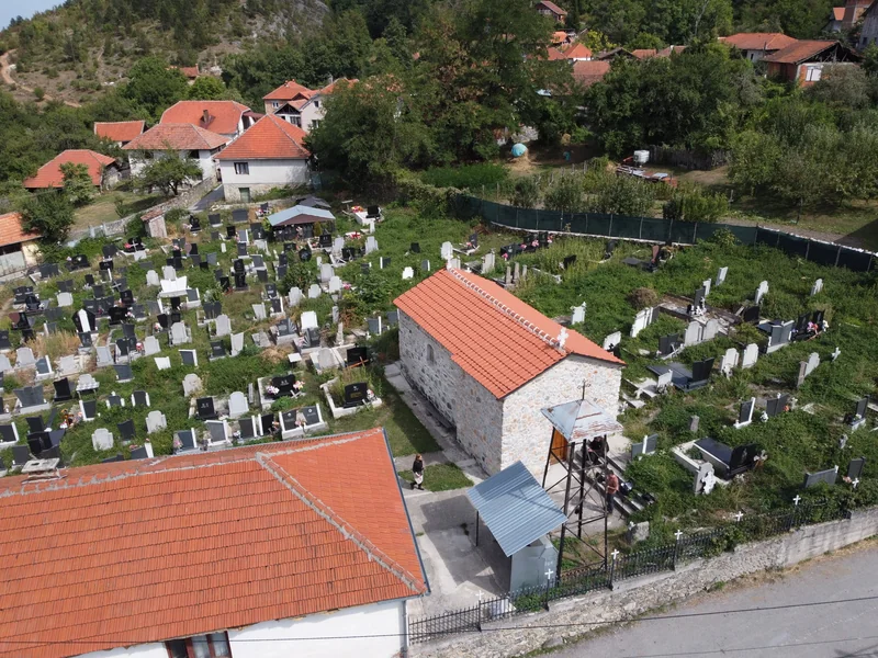 Pogled iz vazduha na Gotovušu, crkvu, staro groblje i kuće sela