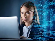 slicica osoba koja gleda u ekran laptopa