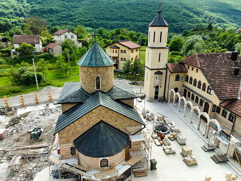 Pogled iz vazduha na crkvu i radove u manastiru Rmanj