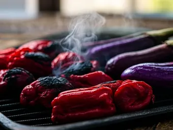 Crvene paprike i patlidžan peku se za domaći ajvar