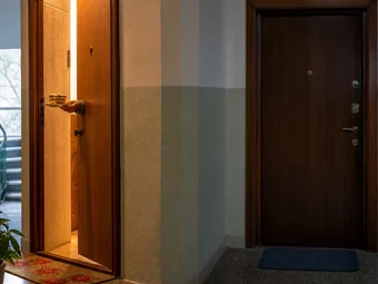 Jedna otvorena i jedna zaključana vrata u hodniku zgrade