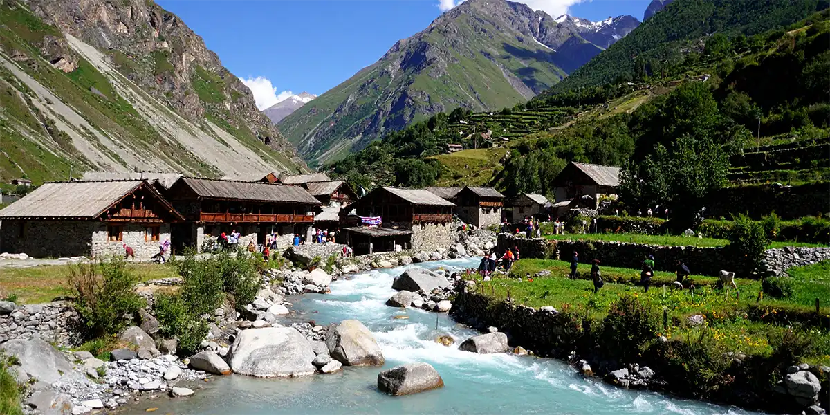 Selo Hunza naroda u dolini pod planinama, ljudi rade na poljima.