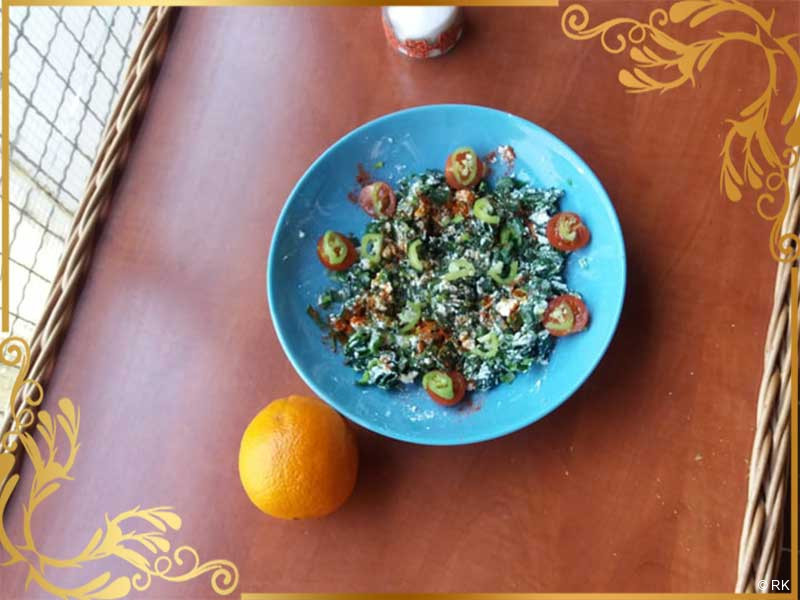 Prolećna salata sa mladim lukom i rotkvicama