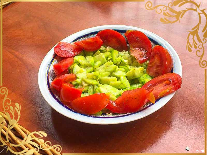 Paradajz salata sa krastavcem i lukom