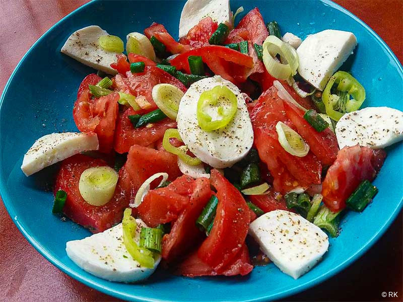 Caprese salata sa paradajzom i mocarelom