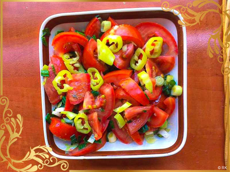 Salata od paradajza sa mladim lukom