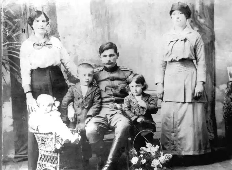 Kosta Pećanac sa porodicom. Datum fotografisanja nije potvrđen.