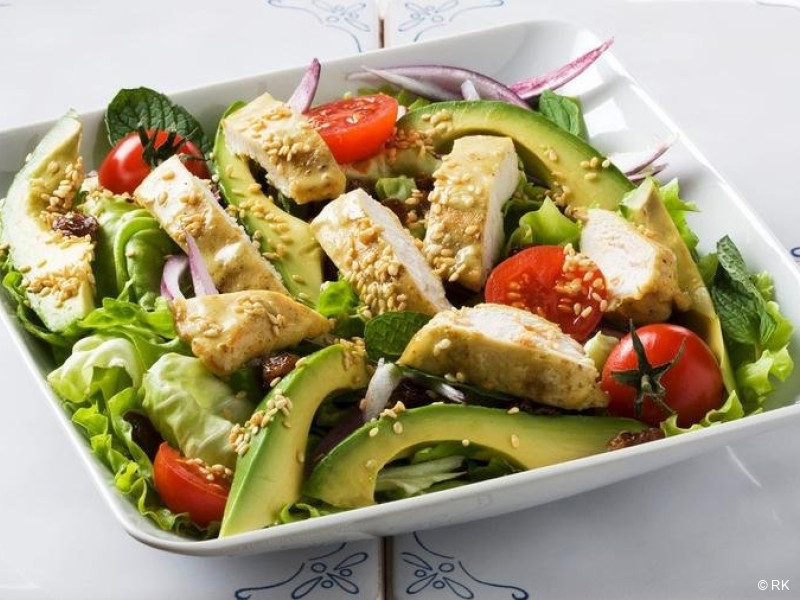 Salata sa piletinom i avokadom
